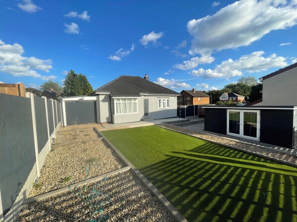 Unclassified image, 1 of 19, button - Cozy Cannock Retreat - 3 Bedroom 2 Bathroom (Cannock)
