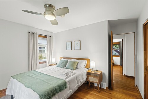 Spacious retreat, walk to downtown and Metra