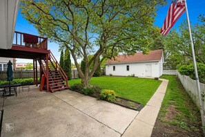 Unclassified image, 4 of 17, button - Spacious retreat, walk to downtown and Metra (Naperville)
