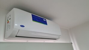 A white Carrier air conditioning unit mounted on a wall. - Two-room apartment - Macrocentro Salta (Salta)