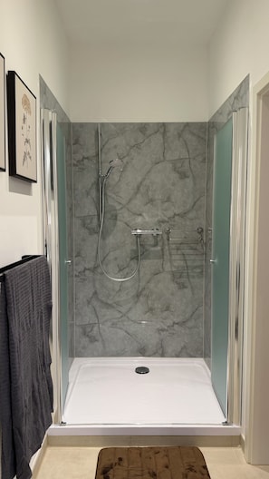 Bathroom - MeBa Living Premium Studio Queen-Size Bed, Wi-Fi, Kitchen & Nespresso (Mönchengladbach)