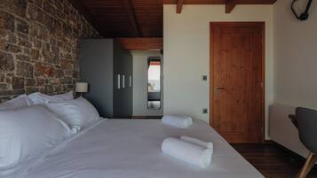 Una camera da letto con un letto grande, una porta in legno e una vista dalla finestra.