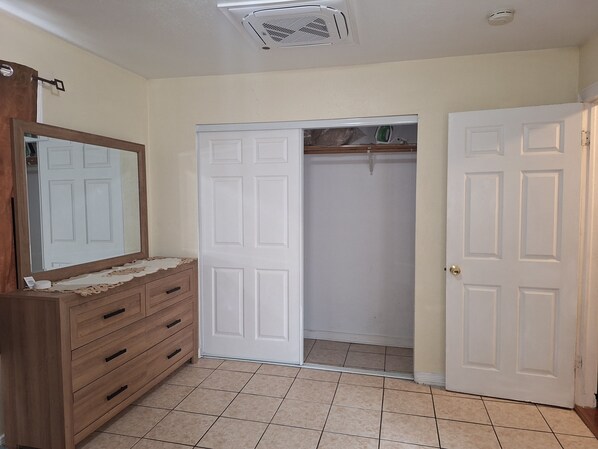 Interior - Cozy 1-bedroom houseFully furnished, 12 miles from LAX, 30 minute drive to OC, (South Gate)