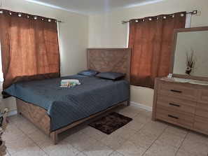 Room - Cozy 1-bedroom houseFully furnished, 12 miles from LAX, 30 minute drive to OC, (South Gate)