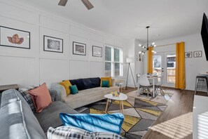 White House | Living Room w/ Smart TV - 16Guest|Fenced|Pets OK|1 MinDwntwn|Relax N Raleigh (Durham)