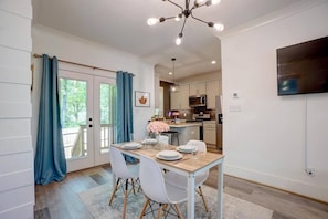 Dining - 16Guest|Fenced|Pets OK|1 MinDwntwn|Relax N Raleigh (Durham)