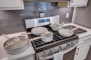 Gray House | Pots and pans - 16Guest|Fenced|Pets OK|1 MinDwntwn|Relax N Raleigh (Durham)