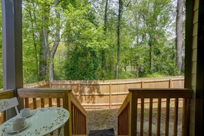 Outdoor dining - 16Guest|Fenced|Pets OK|1 MinDwntwn|Relax N Raleigh (Durham)