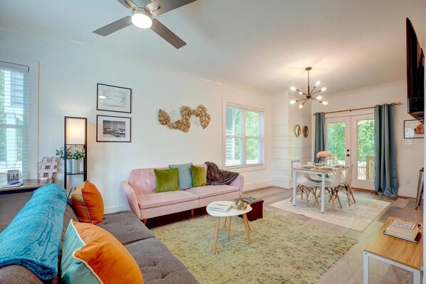 Gray House | Living Area w/ Smart TV - 16Guest|Fenced|Pets OK|1 MinDwntwn|Relax N Raleigh (Durham)