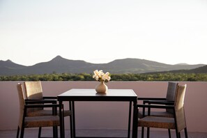 Outdoor dining - Apartment in the Desert with a Terrace Overlooking the Mountains and the Ocean - Pool, Wi-Fi, A/C (San José del Cabo)