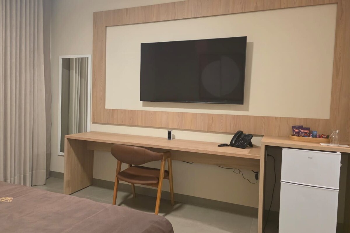 Deluxe dubbelrum eller tvåbäddsrum - utsikt mot staden | Skrivbord, arbetsyta för laptop och gratis wi-fi