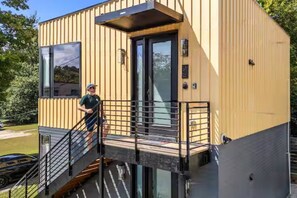 Un bâtiment moderne avec un escalier menant à un balcon.