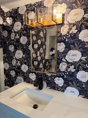 Bathroom - White Rock Beach Treasure easy 10 min walk to the beach (White Rock)