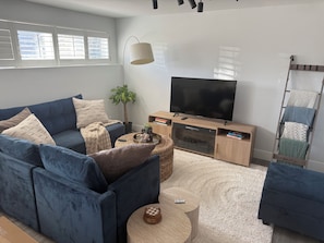 Living area - White Rock Beach Treasure easy 10 min walk to the beach (White Rock)