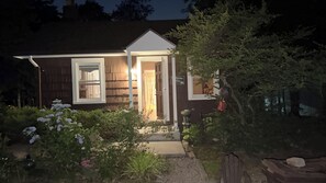Exterior detail - Cozy Cottage, near NYC and other major attractions (West Orange)