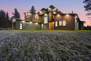 Exterior - Roundup Lodge 5 Bedrooms All w Private En-Suites No-Steps No-gravel LuxAmenities (Lead)