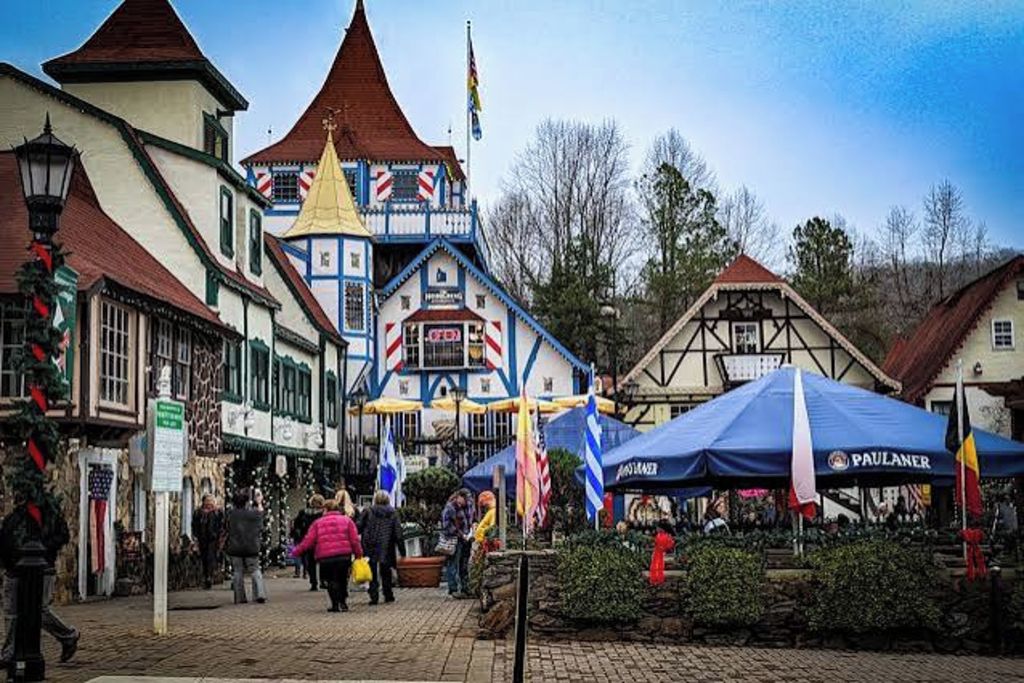 Un mercado tradicional europeo con calles empedradas y edificios históricos.