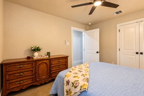 A bedroom with a bed, dresser, and a ceiling fan. - NEW..Walk to UMHB & Downtown & 3BR & Pets Welcome (Belton)