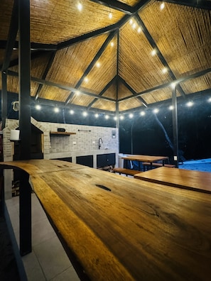 An outdoor wooden structure with a brick wall, a sink, and a grill area. - Premiun 1-Bed Apart in Pinilla - Tamarindo - Avellanas w AC / Pool / Rancho BBQ (Pinilla)
