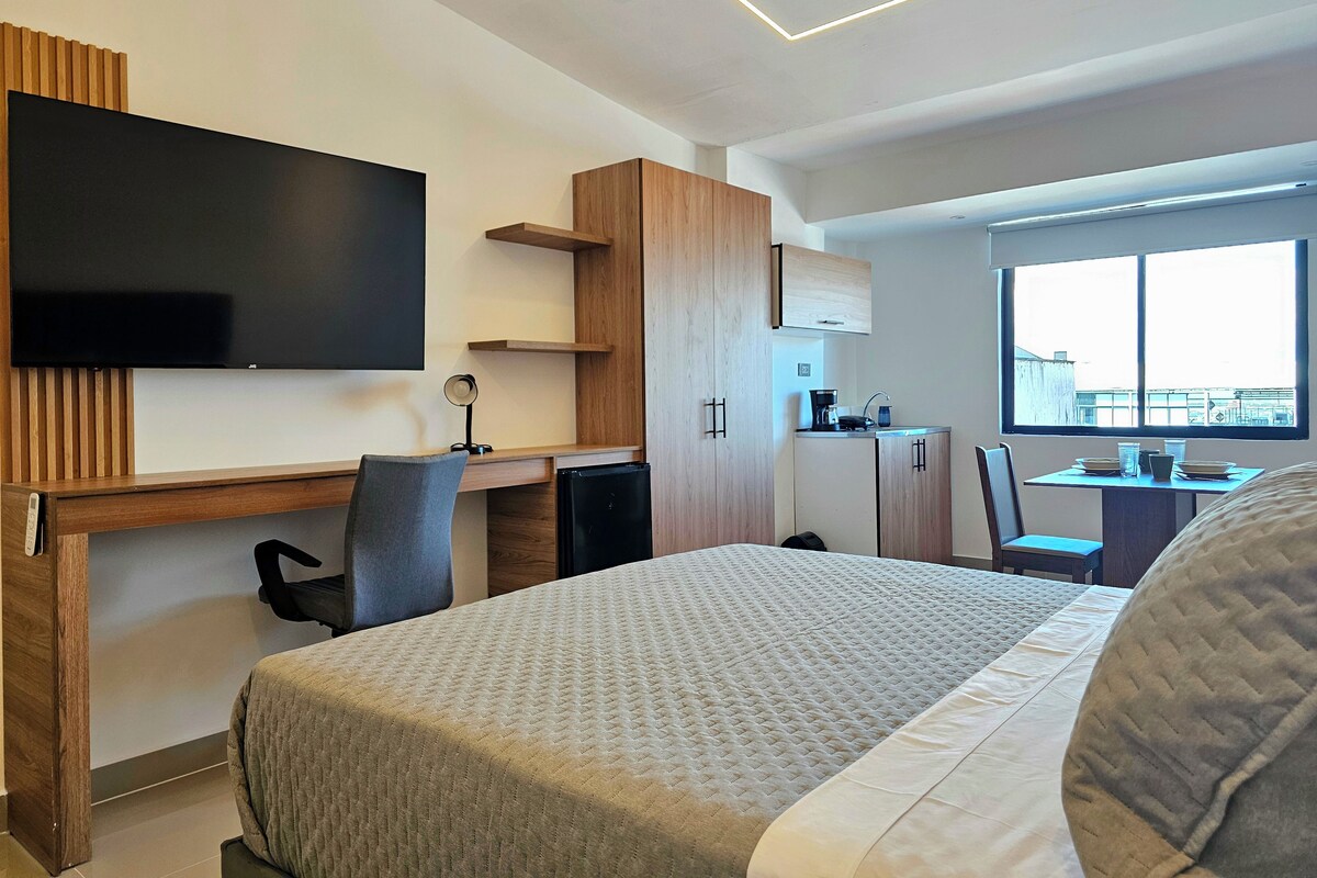 Classic Suite | Desk, laptop workspace, WiFi (free)