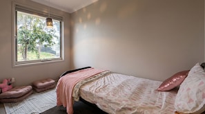 Une chambre à coucher avec un lit, une fenêtre et une vue sur l’extérieur.