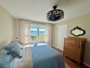 Unclassified image, 5 of 17, button - Lovely 3 bedroom waterfront home on Irish lake part of the Barbee Chain of Lakes (Leesburg)
