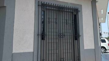 Fachada de edificio con un amplio ventanal y barandillas decorativas de metal.