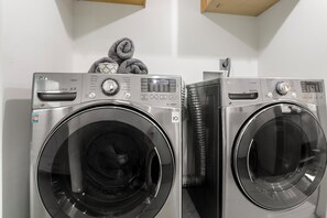 Twee voorladers met bedieningspanelen, een directe aandrijving en een sensor droogfunctie.