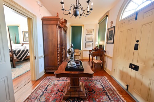 Historic downtown 3BR in Natchez with pool, WiFi, and parking.