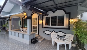 Outdoor dining - Karon Homes (Karon)