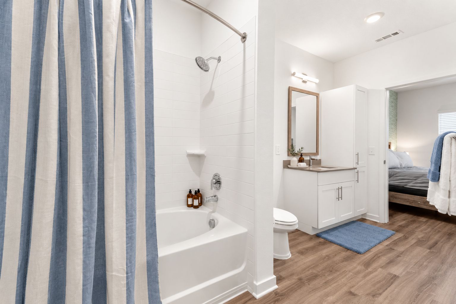 Une salle de bain moderne équipée d’une baignoire, de toilettes et d’une douche.