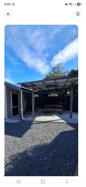 Outdoor dining - Coastal getaway in beautiful Kaikoura (Kaikōura)