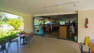Tempat makan outdoor