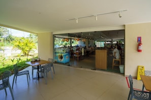 Tempat makan outdoor