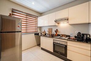 Private kitchen - Luxury, modern, family-friendly apartment with a pool in Gueliz (Marrakech)