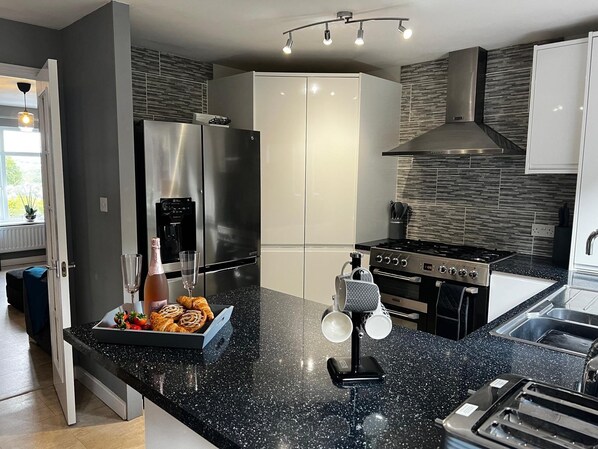 Unclassified image, 1 of 18, button - Luxurious Bridgend Retreat with 4 Bedrooms (Bridgend)