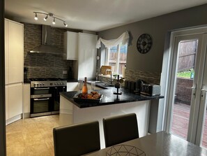 Unclassified image, 4 of 18, button - Luxurious Bridgend Retreat with 4 Bedrooms (Bridgend)