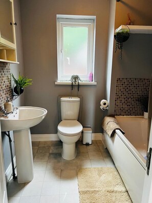 Unclassified image, 2 of 18, button - Luxurious Bridgend Retreat with 4 Bedrooms (Bridgend)
