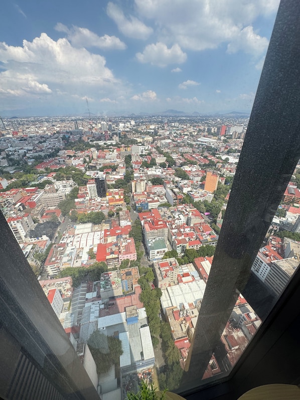 Vista panorâmica de uma cidade, com edifícios residenciais e comerciais, sob um céu limpo.
