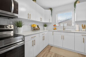 Unclassified image, 4 of 25, button - Hyatt Home in St. Vital - Perfect combination of style, space, and location. (Winnipeg)