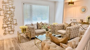 Unclassified image, 4 of 25, button - Hyatt Home in St. Vital - Perfect combination of style, space, and location. (Winnipeg)