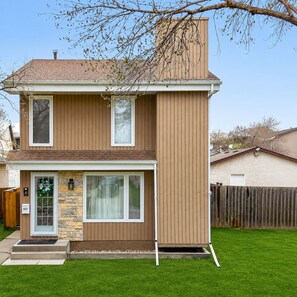 Unclassified image, 2 of 25, button - Hyatt Home in St. Vital - Perfect combination of style, space, and location. (Winnipeg)
