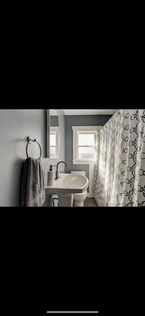 Unclassified image, 2 of 3, button - Cozy 2-bedroom cottage in charming Alameda perfect for a relaxing stay (Alameda)