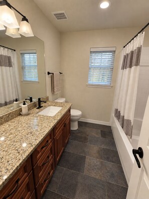 Bathroom - Spacious 4-bedroom house with amazing Rock  Pool and massive backyard in Leander (Leander)