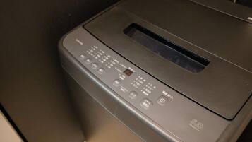 Una impresora negra con un panel de control que incluye varios botones y una pantalla digital.
