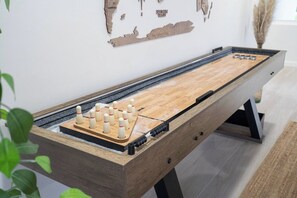 Ein Kicker mit Holzplatte und einer Schublade darunter.
