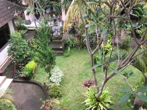 A garden with a variety of plants and a small pond. -  Nyuh Gading Accommodation Ubud (Ubud)