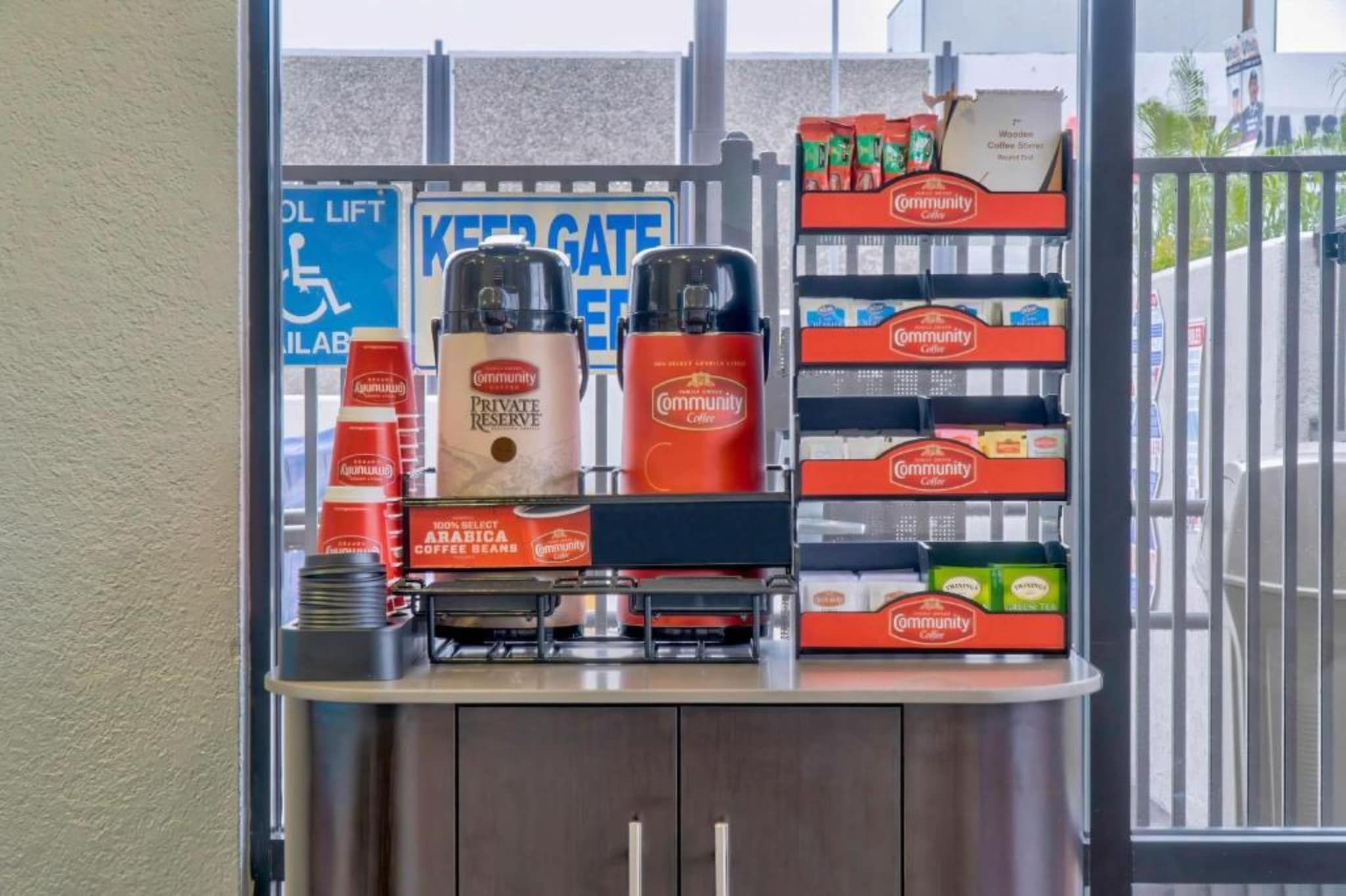 Een koffiehoek met een koffieapparaat, kopjes en koffiebonen.