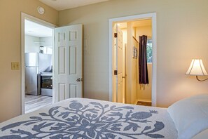 Ein Hotelzimmer mit Bett, Bad und einer Küchenzeile.