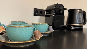 A coffee maker and four ceramic cups on a table. - AlpinHerz Luxury Penthouse with Private Sauna | 2 min. to the slopes | E-Wallbox (Schladming)